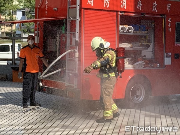 ▲台南市長黃偉哲前往台南市消防局視察，並了解「消防衣除污清洗SOP機制」及強化消防人員福利記者會。（圖／記者林悅翻攝，下同）