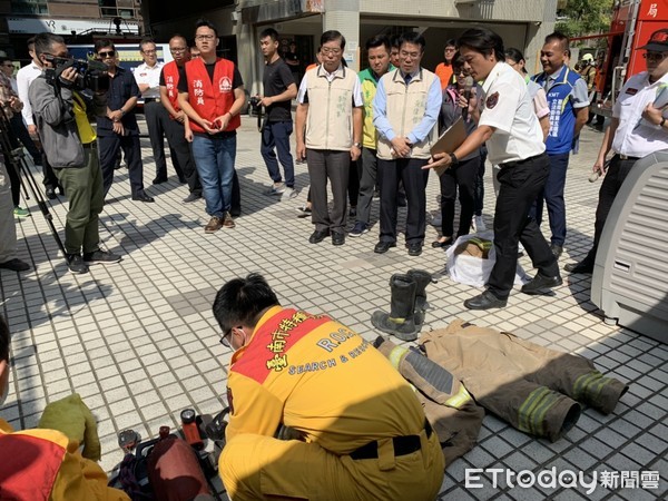 ▲台南市長黃偉哲前往台南市消防局視察，並了解「消防衣除污清洗SOP機制」及強化消防人員福利記者會。（圖／記者林悅翻攝，下同）