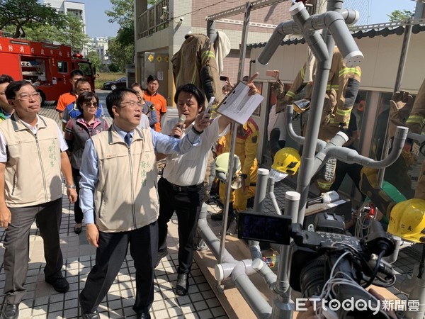 ▲台南市長黃偉哲前往台南市消防局視察，並了解「消防衣除污清洗SOP機制」及強化消防人員福利記者會。（圖／記者林悅翻攝，下同）