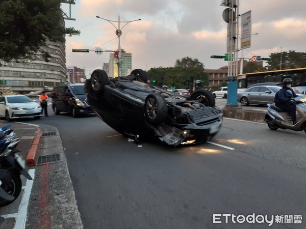 ▲▼台北市忠孝東路與中山南路口、監察院旁18日下午5時發生翻覆車禍。（圖／記者邱顯燁攝）