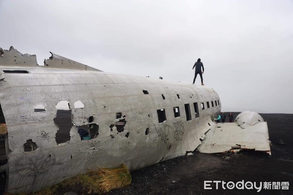 ▲Livia透露現場許多旅客都隨意在飛機殘骸四周爬上爬下，更多人是直接爬上飛機頂端。（圖／Livia提供）