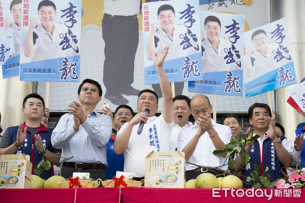 ▲國民黨總統參選人韓國瑜，前往台南市第二選區立委參選人李武龍服務處加油打氣，拉抬聲勢。（圖／記者林悅翻攝，下同）