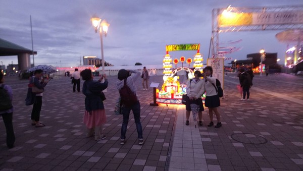 ▲▲彰化監獄製作的花燈登上日本神戶港，日本NHK報導活動盛況。（圖／彰化監獄提供）