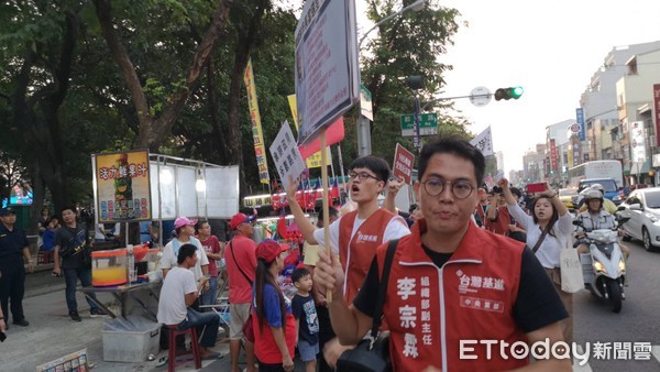 ▲韓國瑜台南水萍塭公園造勢，基進黨來踢館，引爆激烈口角             。（圖／記者洪正達攝）