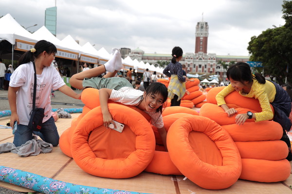 ▲▼ 「浪漫台三線藝術季」啟動！凱道內山日，2500個「巨大柿餅」、60攤客家市集，讓總統府前廣場變成客家庄。（圖／浪漫台三線藝術季）