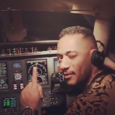▲穆罕默德拉瑪丹（Mohamed Ramadan）開飛機錄影PO網。（圖／翻攝自推特／Mohamed Ramadan）
