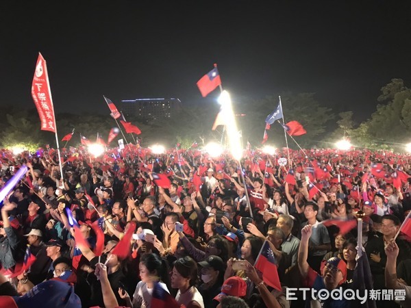 ▲韓國瑜在台南的首場造勢晚會，底下群眾相當熱情，到處都是國旗             。（圖／記者洪靖宜攝）