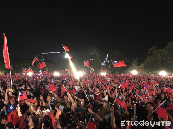 ▲韓國瑜在台南的首場造勢晚會，底下群眾相當熱情，到處都是國旗             。（圖／記者洪靖宜攝）