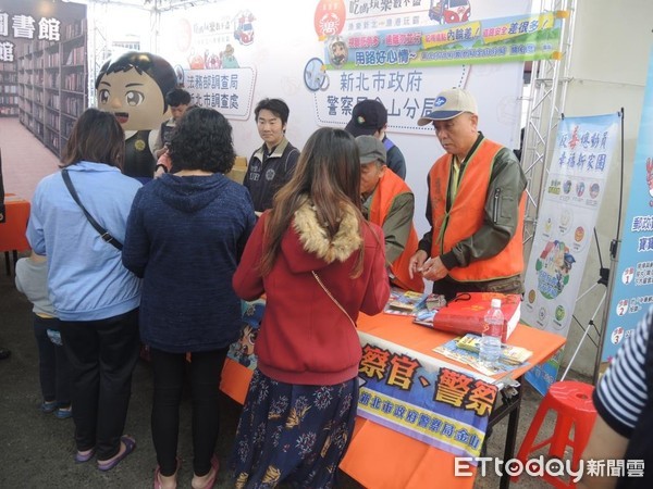 ▲ 萬里螃蟹季！檢警調設攤「反賄選」 侯友宜站台齊助宣導。（圖／記者郭世賢翻攝）