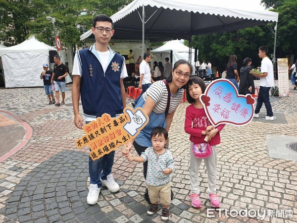 ▲ 鶯歌親子陶瓷嘉年華熱鬧登場 三峽警宣導「打詐反毒、防竊、防搶」。（圖／記者郭世賢翻攝）