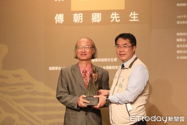 ▲ 傅朝卿榮獲「第8屆台南文化獎」，由台南市長黃偉哲頒獎。（圖／記者林悅翻攝）