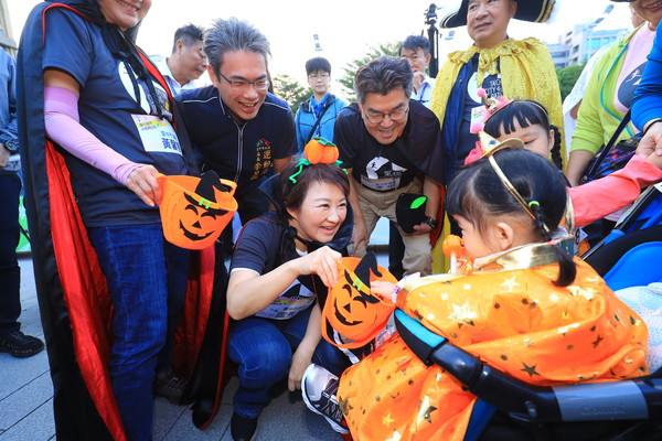 ▲盧秀燕參加城市半程馬拉松鳴槍。（圖／台中市政府提供）