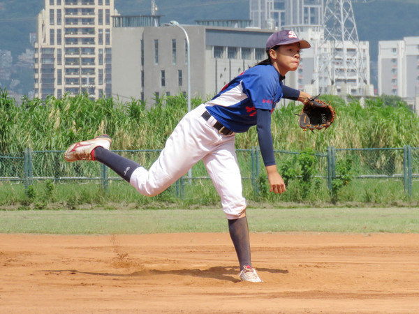 ▲北市北投以全勝之姿拿下國中軟式聯賽女子組首座冠軍，邱羿璇是北投稱霸最大功臣。（圖／學生棒聯提供）