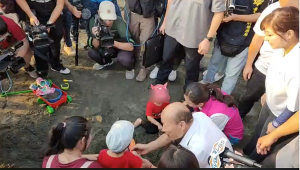 女童拒喊「凍蒜」…韓國瑜尷尬解釋：小孩就是怕生　下秒幫挖沙被搶回玩具喊「