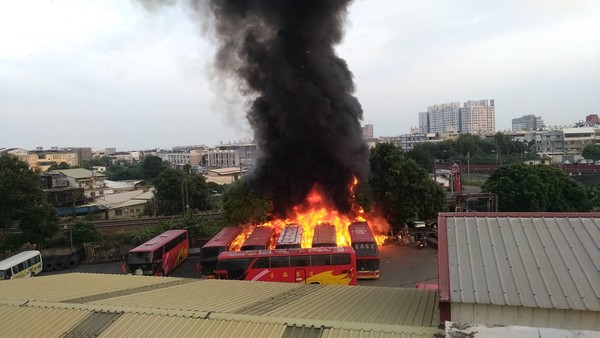 ▲▼斗六台西客運5輛遊覽車起火。（圖／翻攝自Facebook／斗六人-靠北/爆料公社）