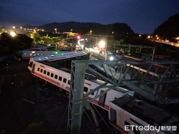 ▲台鐵6432次普悠瑪2018年10月21日下午，在新馬站翻覆，造成18人死亡、200多人輕重傷。（圖／記者游芳男攝，下同）