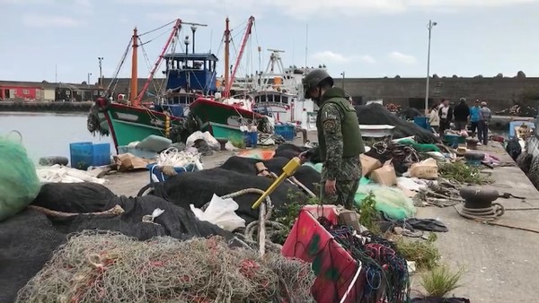 ▲軍方21日派員在頭城梗枋漁港四週查看有無其被漁民撈回的未爆彈。（圖／記者游芳男翻攝）