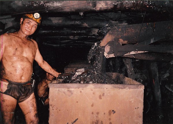 礦坑悶熱潮溼，礦工往往赤裸工作，否則根本熬不住高溫煎熬。（周朝南提供）