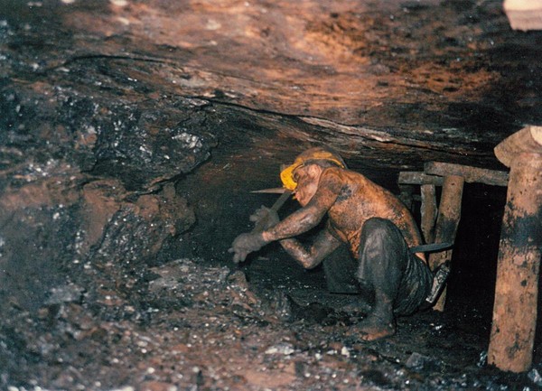 煤層厚度超過60公分，可用坐姿或蹲姿採煤，若低於50公分，採煤工就只能躺臥著工作，勞動條件十分艱苦。（周朝南提供）