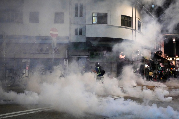 ▲▼香港元朗恐襲3個月，示威者上街靜坐。（圖／達志影像／美聯社）