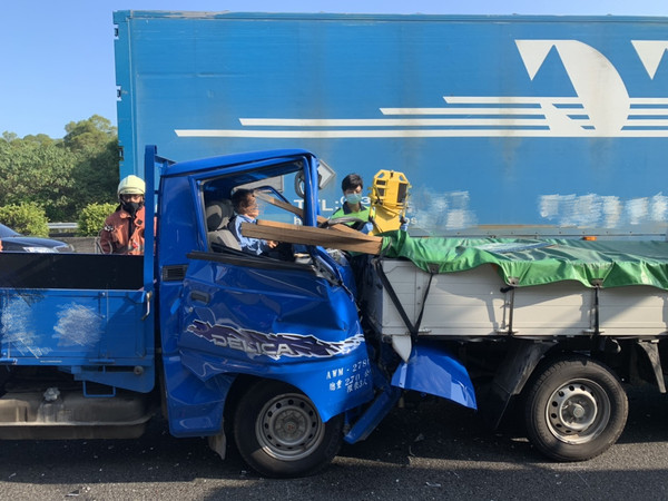 ▲北二高香山路段3車追撞　「70歲駕駛雙腳卡方向盤底座」出動吊車脫困。（圖／記者陳凱力翻攝）