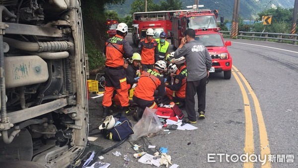 ▲▼蘇花公路114.5 k東澳路段，連結車與自小客擦撞，1男2女受傷，東澳路段交管搶通中。（記者游芳男翻攝，下同）