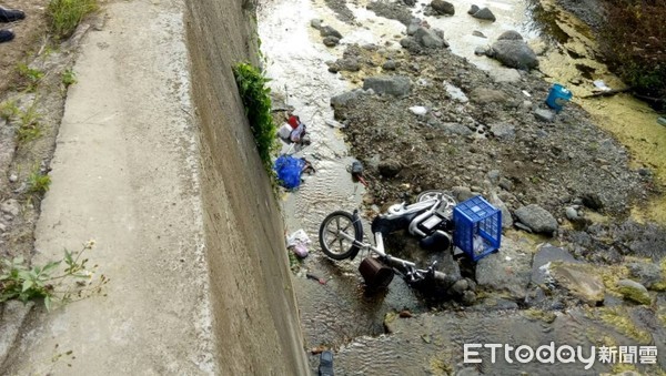 ▲蔡男騎乘電動車前往菜園途中，不慎跌落大排，送醫搶救傷重不治。（圖／民眾提供）