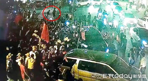 ▲▼台南警方根據監視器畫面，逮捕到蛋襲韓國瑜的兩名嫌犯。（圖／記者林悅翻攝）