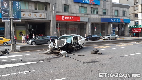 ▲▼快訊／永春捷運站外車禍！　駕駛自撞分隔島車頭全毀。（圖／記者邱顯燁攝）