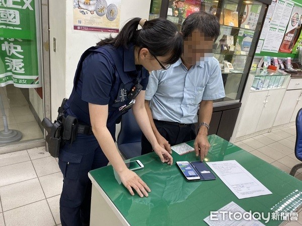 ▲警方向蔡男細心說明歹徒以通訊網路詐騙。（圖／大園警分局提供）