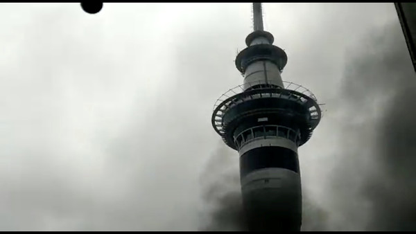 ▲天空塔（Sky Tower）也躲不過濃煙的魔爪。（圖／路透）