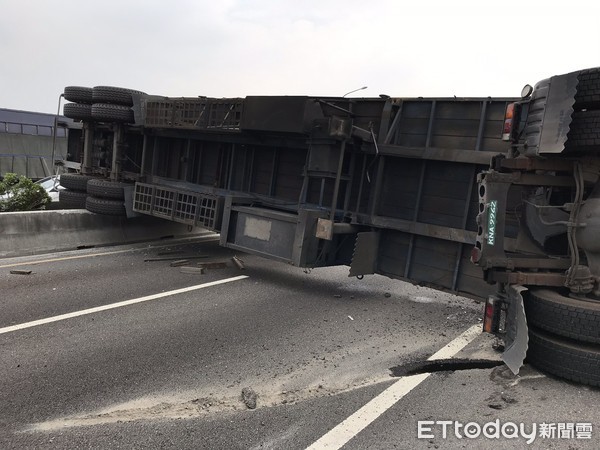 ▲國道1號南下324公里台南永康路段，發生2部小客車和貨櫃車追撞事故，造成大型貨櫃車翻覆，占用主線道，造成南下車流回堵，貨櫃車駕駛自行脫困，無人員傷亡。（圖／記者林悅翻攝，下同）