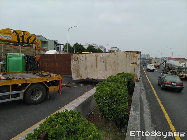 ▲國道1號南下324公里台南永康路段，發生小客車和貨櫃車追撞事故，造成大型貨櫃車翻覆，占用主線道，造成南下車流回堵，貨櫃車駕駛自行脫困，無人員傷亡。（圖／記者林悅翻攝，下同）