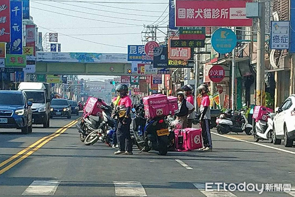 ▲車禍現場多位外送員恰好經過停下戒護幫忙直到傷者送醫才離開。（圖／記者蔡佩旻翻攝）