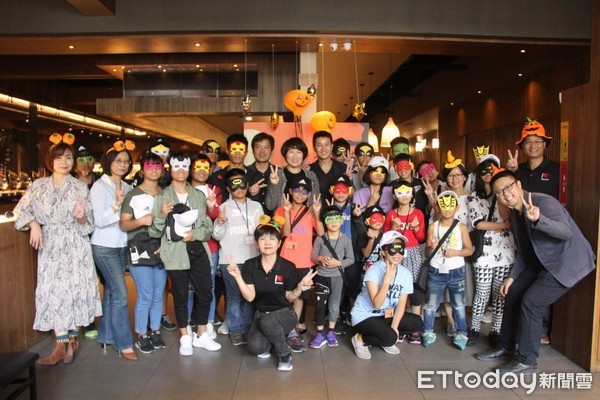 ▲縣長饒慶齡與監護的失親孩童同樂。（圖／記者楊均典翻攝）