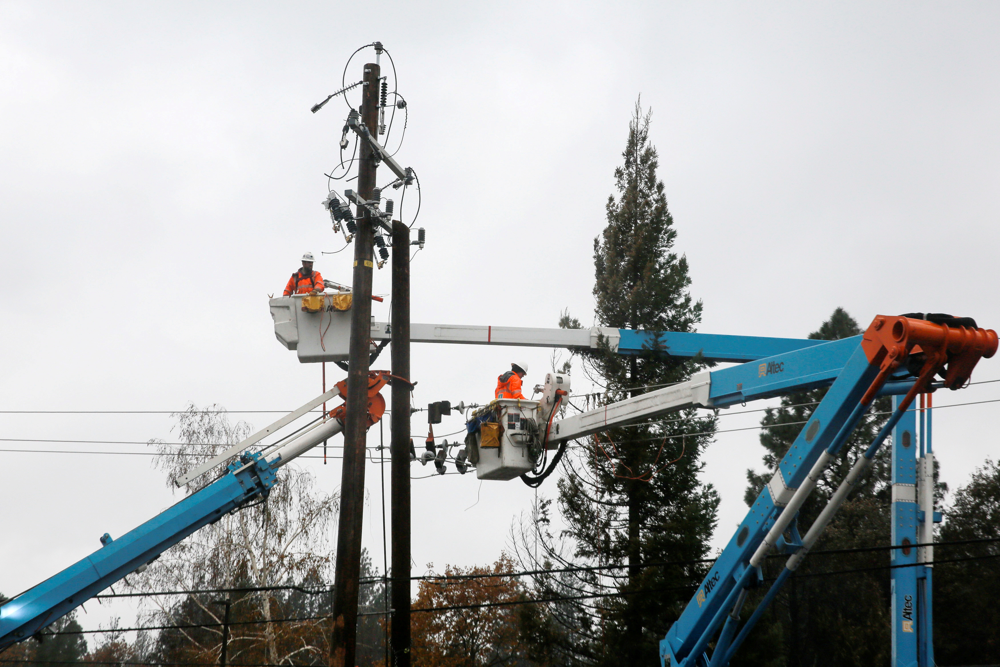 ▲▼美國太平洋瓦斯與電力公司（PG&E）工作人員修復加州北部天堂鎮火災破壞的電線。（圖／路透）