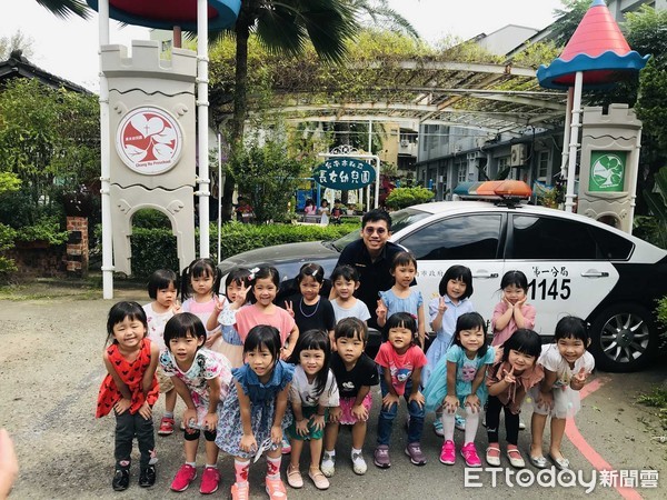 ▲台南市警一分局受邀到長榮女中附設幼兒園，協助婦幼安全宣導和介紹警察工作。（圖／記者林悅翻攝，下同）