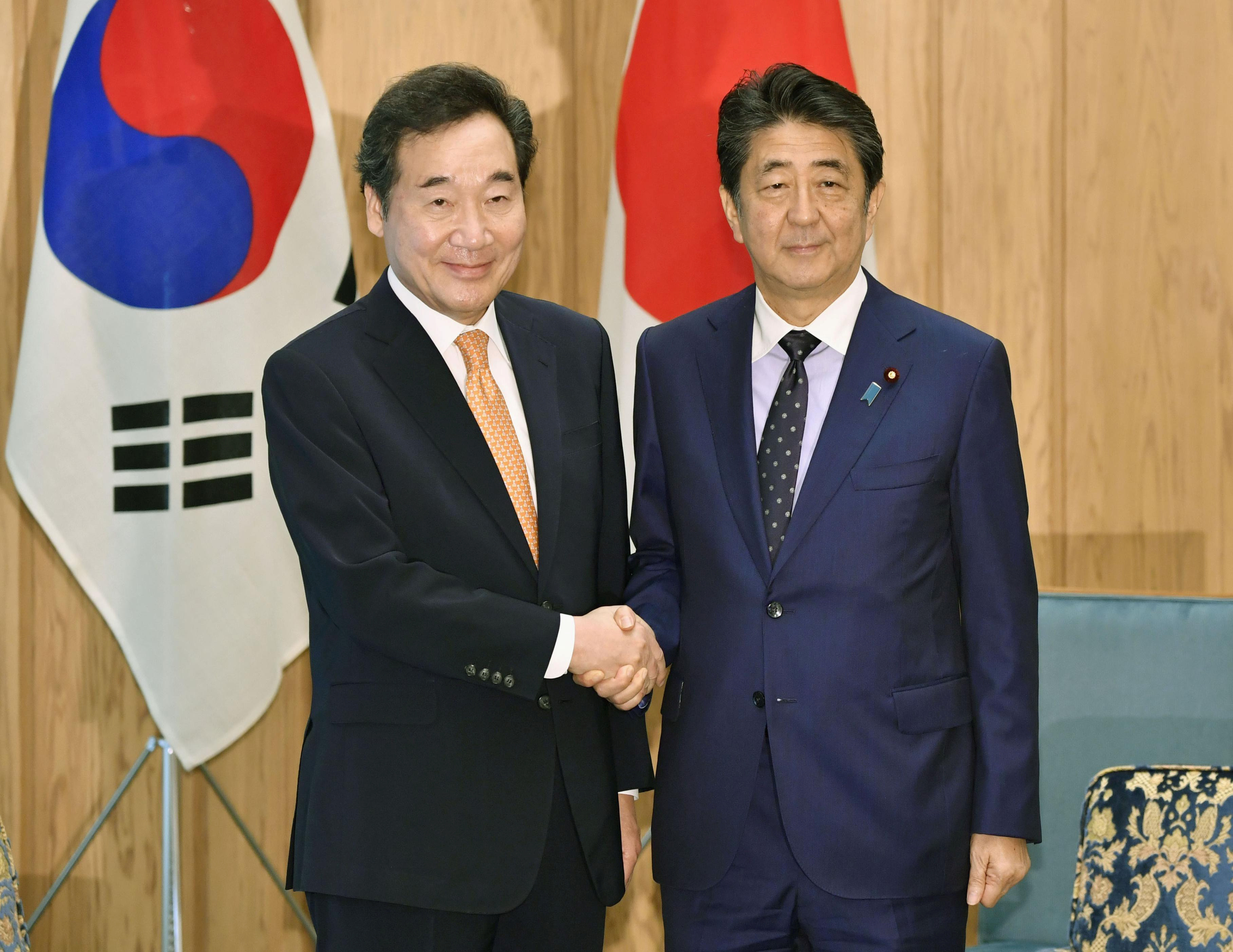 ▲▼日本首相安倍與南韓總理李洛淵24日會面。（圖／路透）