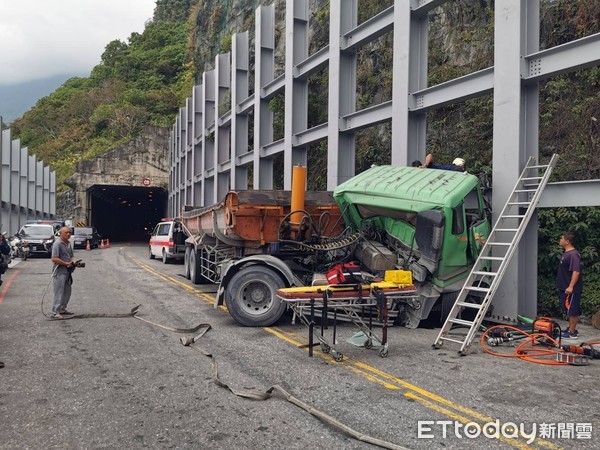 ▲▼花蓮蘇花公路砂石車自撞山壁，駕駛左膝下斷肢。（圖／民眾提供）