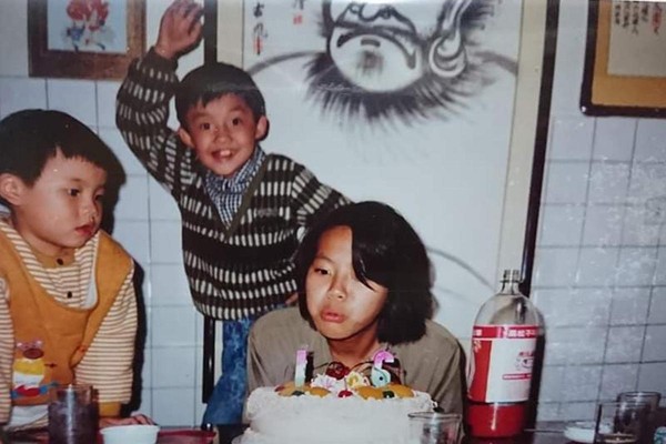 夏冠群（中）小時候身材相當瘦小，國小畢業時身高僅127公分。（夏冠群提供）