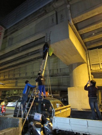 很多動保團體、政府機關都束手無策的救援案子找上門，例如一次為了救困在高架橋下方的貓，夏冠群冒險架梯、攀繩救援。（夏冠群提供）