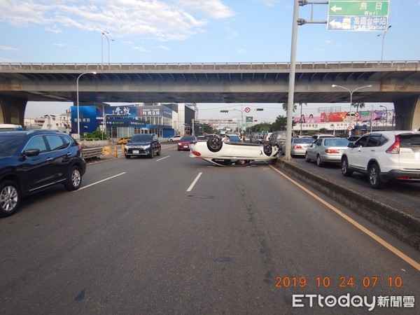 ▲▼男子開小客車右轉大里橋，疑恍神失控撞上中央分隔島翻車。（圖／記者李忠憲翻攝）