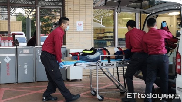 ▲▼萬華西藏路一名男子墜落在大樓停車空地，無生命跡象送醫搶救。（圖／記者黃彥傑攝）