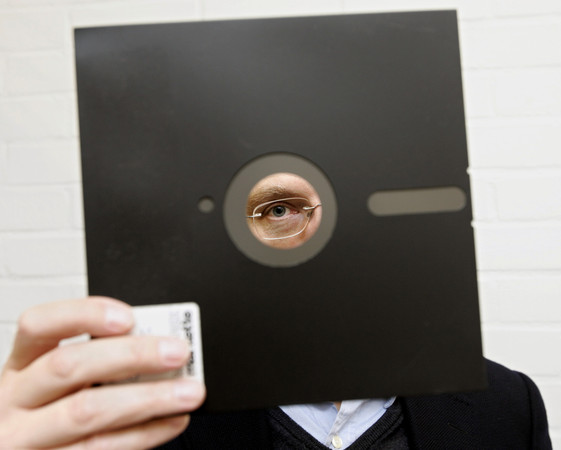 ▲8吋磁碟片已經很少人在使用了。（圖／達志影像／美聯社）
