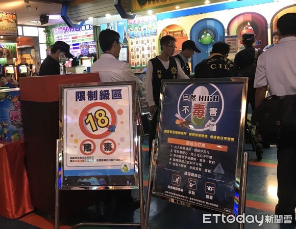 ▲台南市警一分局據報破獲賭博電玩店，查扣賭博電玩機檯ic板149塊、現金、代幣、積分卡，逮捕員工與賭客共28人。（圖／記者林悅翻攝，下同）