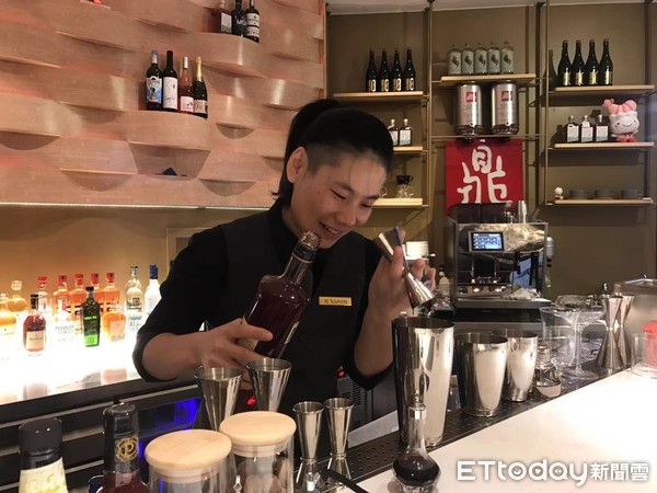 ▲北京鼎泰豐全亞洲第一間酒吧業態，奈雪酒吧，星巴克賣酒。（圖／記者任以芳攝）