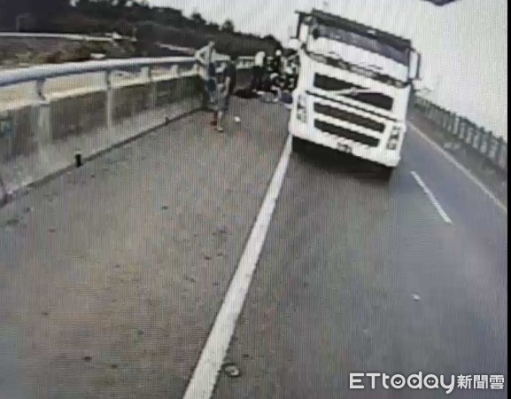▲彰化西濱清晨發生2輛大貨車追撞事故。（圖／記者唐詠絮翻攝）