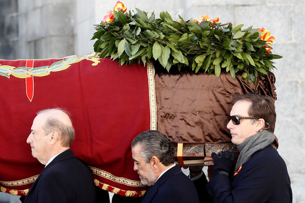 ▲▼西班牙獨裁者佛朗哥（Francisco Franco）的遺骸從國家陵園「烈士谷」（Valley of the Fallen）移出。（圖／路透）