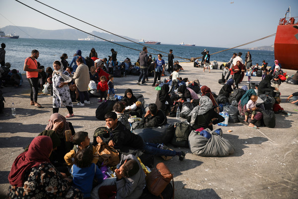 ▲▼難民聚集在希臘埃萊夫西納（Elefsina）海岸，等待被送入難民營區。（圖／路透）