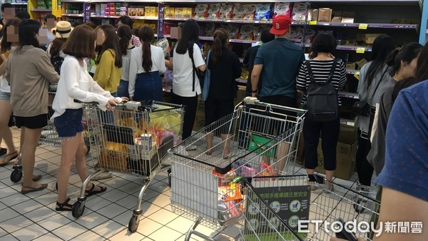 ▲▼韓國人到大賣場搶購台灣名產,熊寶貝,三點一刻,鳳梨酥。（圖／記者姜國輝攝）